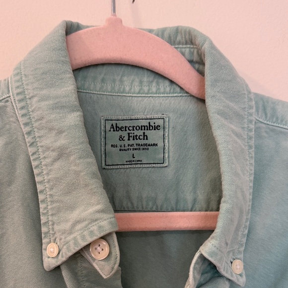 Men's Casual Button-Down Shirt - Picture 3 of 5